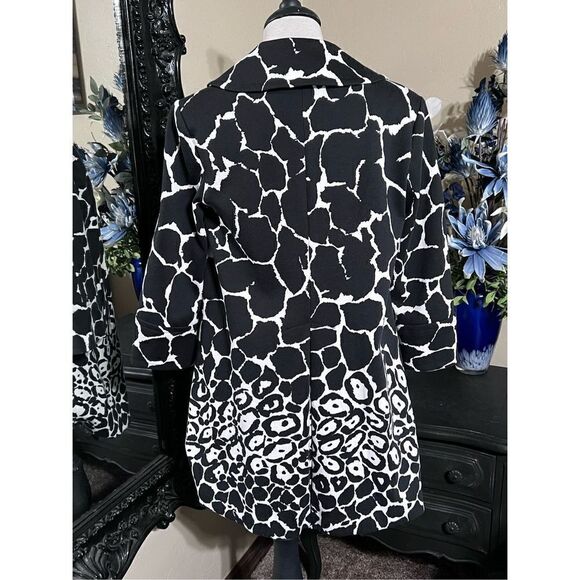 Carmen Black & White Animal Print 3/4 Swing Coat Size Medium - Picture 2 of 4